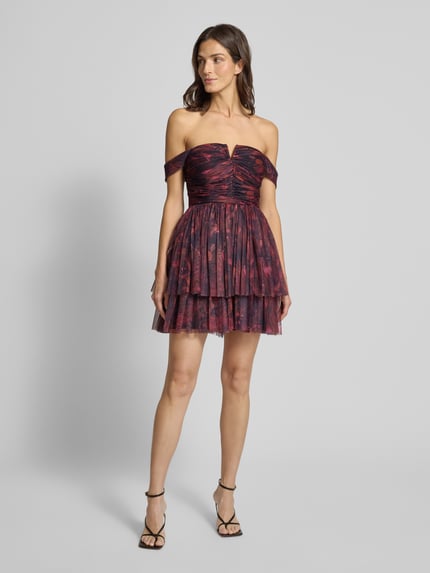 Kobiece model prezentuje Cocktailkleid aus Mesh im Off-Shoulder-Look von Jake*s Cocktail, intensywny bordowy, fason taliowany, widok całej sylwetki z przodu.