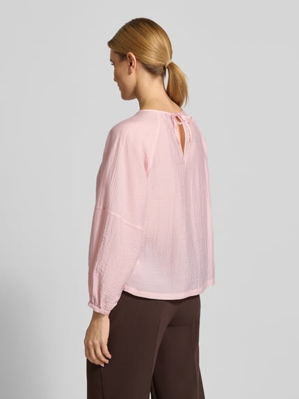 Frauenmodel trägt Blusenshirt mit Raglanärmeln Modell 'Fibiza' von OPUS in zartrosa, lockerer Schnitt, Lyocell-Mix, Rückenansicht.