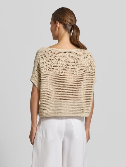 Frauenmodel trägt Strickpullover mit U-Boot-Ausschnitt und 1/2-Arm von Oui, Beige, Baumwoll-Mix, Relaxed-Fit, Rückenlänge 45 cm, Ganzkörperansicht Rückansicht.