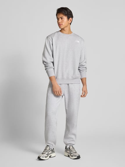 The North Face Regular Fit Sweatpants mit Label-Stitching Hellgruen Melange 1
