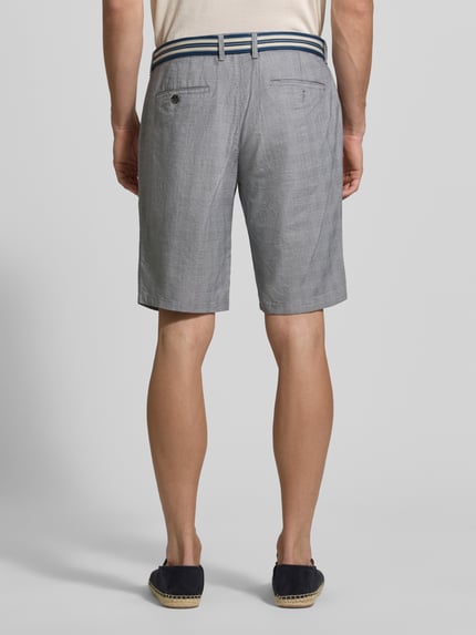 Männermodel trägt Bermudas mit französischen Eingrifftaschen und Gürtel von Christian Berg Men, Baumwoll-Mix mit Stretch-Anteil, Straight, Bundweite 45 cm, Innenbeinlänge 29 cm, Ganzkörperansicht Rückansicht.