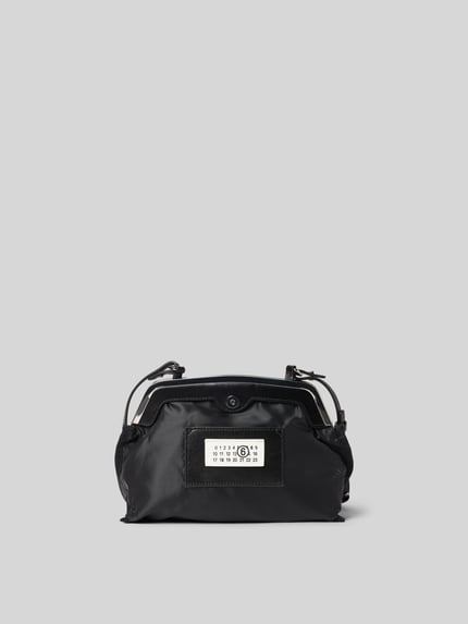 Produktfoto, Saszetka Pochette mit Magnetverschluss od MM6 Maison Margiela z nadrukiem z motywem, szerokość w rozmiarze 1: 25 cm, długość w rozmiarze 1: 20 cm, głębokość w rozmiarze 1: 9 cm, gładki design, regulowany pasek na ramię, naszywka z logo, główna przegroda z zapięciem na magnes