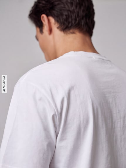 Männermodel trägt Regular Fit T-Shirt aus reiner Baumwolle Modell 'Niviotee' von HUGO in Weiß mit Label Print, Nahaufnahme Rückenansicht, KI-modifiziertes Bild.