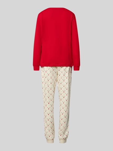 Frauenmodel trägt Pyjama aus reiner Baumwolle mit Brusttasche Modell 'X-Mas' von LASCANA, rotes Oberteil, cremefarbene Hose mit Print, lockerer Schnitt, elastischer Bund, Tunnelzug, Ganzkörperansicht Rückansicht.
