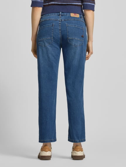 Frauenmodel trägt Straight Fit Jeans mit Eingrifftaschen von Buena Vista, blaue Cropped Damenjeans aus Baumwoll-Mix, Rückansicht Ganzkörperansicht.