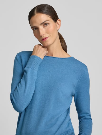 Frauenmodel trägt Regular Fit Strickpullover aus Viskose-Mix mit U-Boot-Ausschnitt von Christian Berg Woman, weiches Blau, glatte Textur, gerippte Abschlüsse, langärmlig, überschnittene Schultern, Nahaufnahme Oberkörper.