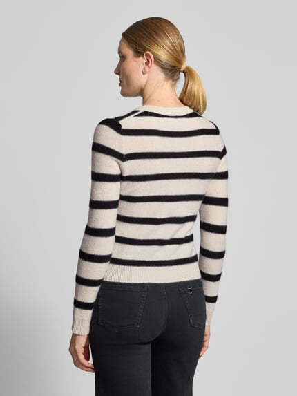 Frauenmodel trägt Strickpullover aus Kaschmir-Mix von Christian Berg Woman, cremefarben mit schwarzen Streifen, tailliert, Ganzkörperansicht Rückansicht.