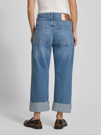 Frauenmodel trägt Baggy Jeans mit 5-Pocket-Design von MAC aus blauem Baumwoll-Lyocell-Mix mit Stretch-Anteil, lockerer Schnitt, Knopf- und Reißverschluss, sichtbare Bundweite und Innenbeinlänge, Ganzkörperansicht Rückansicht.