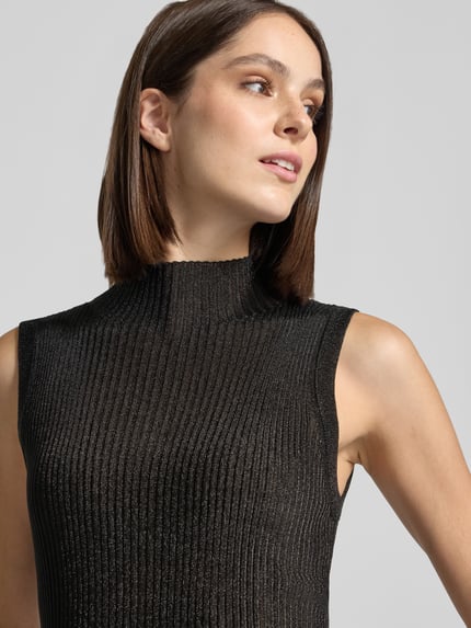 Frauenmodel trägt Slim Fit Pullunder mit Stehkragen Modell 'Imanja' von MOS MOSH, Viskose-Mix, Ripp-Optik, Nahaufnahme Oberkörper