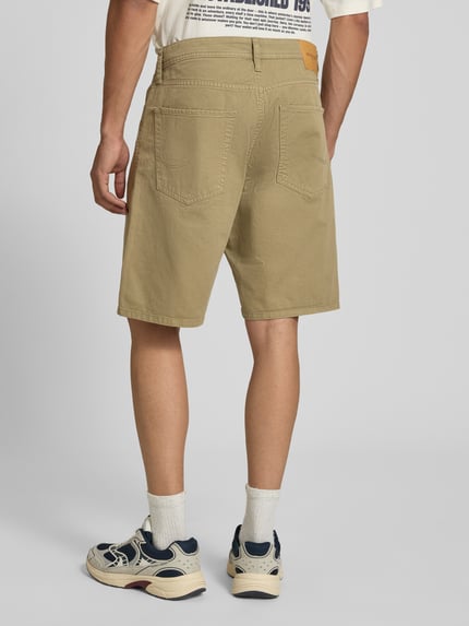 Männermodel trägt Bermudas im 5-Pocket-Design Modell 'TONY ORIGINAL' von Jack & Jones aus Reine Baumwolle, Straight Fit, Ganzkörperansicht Rückansicht, Bundweite 42 cm, Innenbeinlänge 20 cm, beige Farbe, strukturierter Stoff.