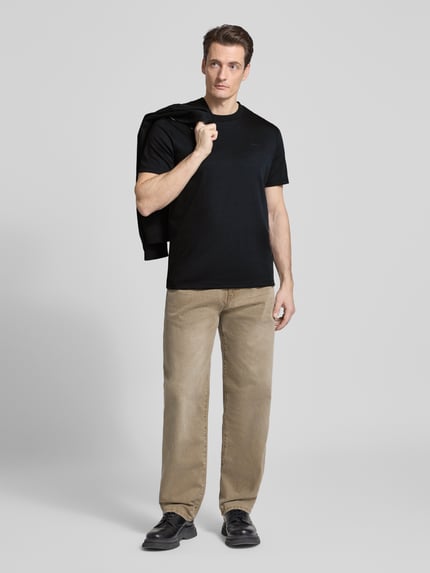 Männermodel trägt T-Shirt mit Rundhalsausschnitt von CK Calvin Klein in Schwarz, Regular Fit, Baumwoll-Mix, Ganzkörperansicht von vorne.