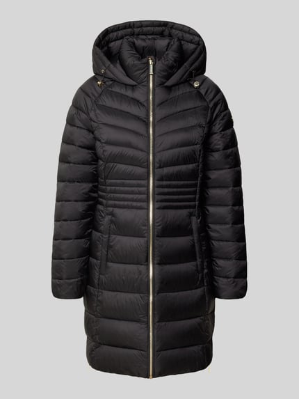 Produktfoto, zwarte Steppmantel met Reißverschlusstaschen und Kapuze van MICHAEL Michael Kors, rechte snit, goudkleurige ritsen, gladde textuur