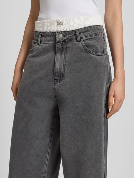 Frauenmodel trägt Relaxed Fit Jeans im Boxer-Look von Karo Kauer, grau, Baumwoll-Viskose-Mix, Label-Detail, Nahaufnahme Oberkörper.