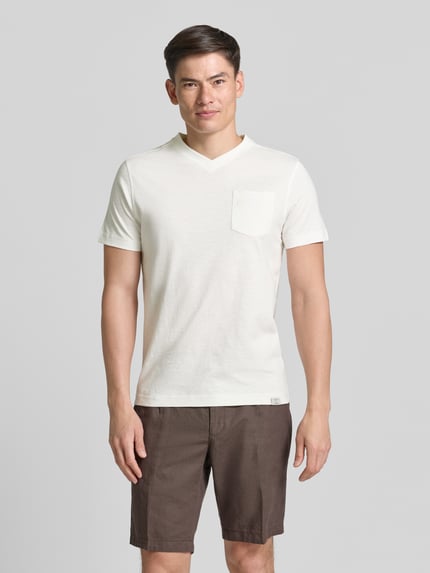 Männermodel trägt Regular Fit T-Shirt mit V-Ausschnitt von Lerros aus reiner Baumwolle, weiß, mit Brusttasche, Logo-Stitching, Ganzkörperansicht von vorne.