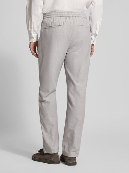 Männermodel trägt Jogpants aus Baumwoll-Leinen-Mix Modell 'WARREN' von Scotch & Soda, Regular-Fit, Ganzkörperansicht Rückansicht.