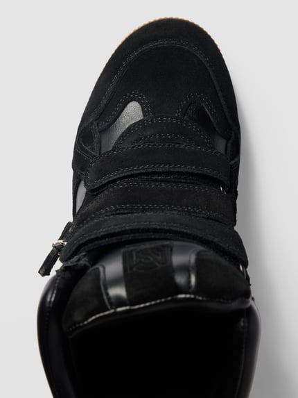 Produktfoto, czarne sneakersy z mieszanki skóry Model 'Mavis' od Steve Madden, koturn, rzep, krój zaokrąglony, Wysokość obcasa: 2 cm, Wysokość cholewki: 17 cm, Szerokość w rozmiarze 40: 8 cm