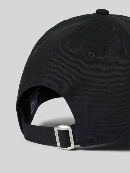 Produktfoto, schwarze Base Cap mit Motiv-Stitching von New Era aus reiner Baumwolle und silbernem Verschluss, Nahaufnahme Rückansicht