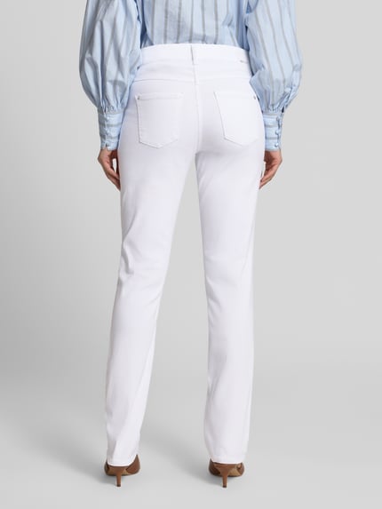 Frauenmodel trägt Straight Leg Jeans im 5-Pocket-Design Modell 'Dream' von MAC in Weiß, Baumwoll-Mix mit Stretch-Anteil, Gerader-Schnitt, Knopf- und Reißverschluss, Bundweite 40 cm, Innenbeinlänge 80 cm, Ganzkörperansicht Rückansicht.