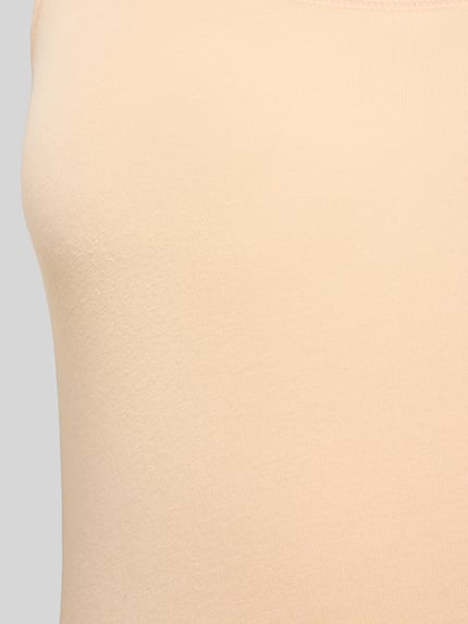 Vrouwenmodel draagt Slim Fit Top uit katoenmix van Schiesser, semitransparant, effen beige, ronde hals, detailopname bovenlijf.