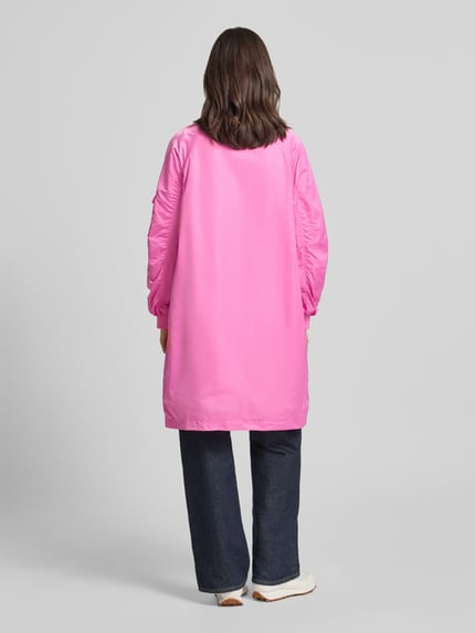 Frauenmodel trägt Regular Fit Jacke mit Stehkragen Modell 'Ali' von Beaumont Amsterdam in kräftigem Pink, mit Raffung, Rückansicht. Rückenlänge 97 cm, Schulterbreite 47 cm, Brustweite 55 cm, Ärmellänge 60 cm, Zweiwege-Reißverschluss, elastische Ärmelabschlüsse, Eingrifftaschen.