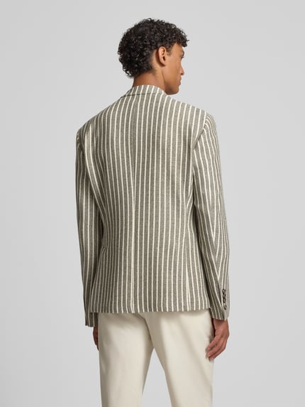 Männermodel trägt Slim Fit 2-Knopf-Sakko mit Paspeltaschen Modell 'Hawksley' von JOOP! Collection, gestreifter Baumwoll-Mix, Ganzkörperansicht Rückansicht