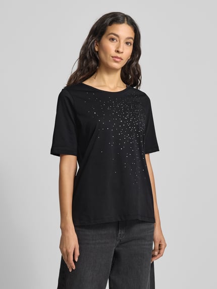 Vrouwenmodel draagt T-shirt met Ziersteinbesatz van Milano Italy in zwart, puur katoen, regular fit, ronde hals, ruglengte 61 cm, Ganzkörperansicht van voren.