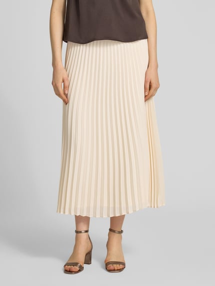 Vrouwenmodel draagt midirok met plissévouwen van comma, dames A-lijn, elastische band met vetersluiting, lichte kleur, totale lengte 85 cm, bandwijdte 40 cm bij maat 36, detailopname onderlichaam, vooraanzicht.