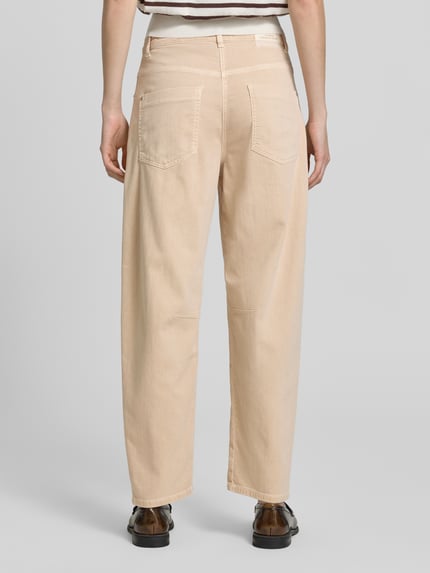 Frauenmodel trägt Barrel Fit Jeans aus Baumwoll-Mix Modell 'OCEAN' von Cambio in Beige, 5-Pocket-Design, unifarben, Ganzkörperansicht Rückansicht.