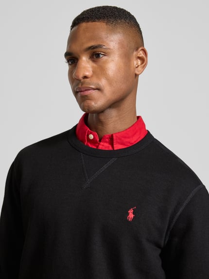 Männermodel trägt Sweatshirt mit Label-Stitching von Polo Ralph Lauren aus Baumwoll-Mix, Regular-Fit, Rundhalsausschnitt, Nahaufnahme Oberkörper.