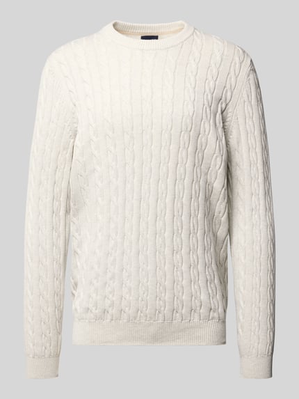 Produktfoto, Strickpullover mit gerippten Abschlüssen von Christian Berg Men, kremowy kolor, wzór warkoczowy, bawełna, regular fit, okrągły dekolt