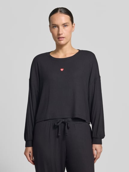 Frauenmodel trägt schwarzes Relaxed Fit Sweatshirt aus Modal-Mix Modell 'HUGO HEART' von HUGO, Damen Sweatshirt, Nahaufnahme Oberkörper.