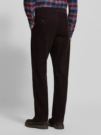 Männermodel draagt donkere straight fit corduroy broek uit katoen model 'DOVER' van Tommy Hilfiger, Heren, geheellichaamsaanzicht achteraan.