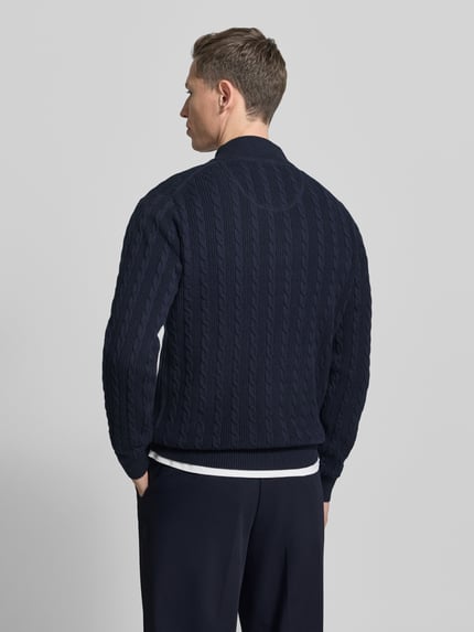 Männermodel trägt Strickpullover mit kurzem Reißverschluss von Fynch-Hatton in Dunkelblau, reine Baumwolle, Regular-Fit, gerippte Abschlüsse, Stehkragen, Label-Stitching, Rückenlänge bei Größe M 69 cm, Ärmellänge 74 cm, Ganzkörperansicht Rückansicht.