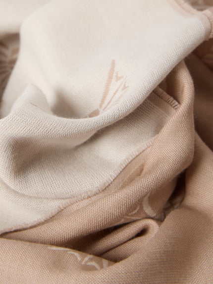 Produktfoto, Schal mit Label-Print Modell 'Feris' von JOOP! Collection, Modal-Woll-Mix, beigefarbene Rechteckform, feine Ausfransungen, Strukturtextur