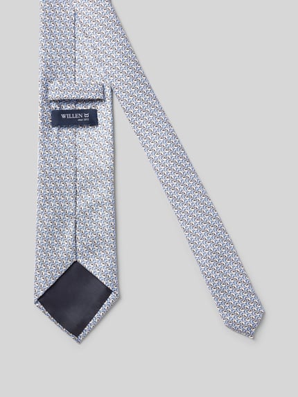 Produktfoto, Krawatte aus reiner Seide mit Allover-Motiv-Print von Willen, spitze Passform, Logo-Detail, Breite 8 cm, feine Struktur