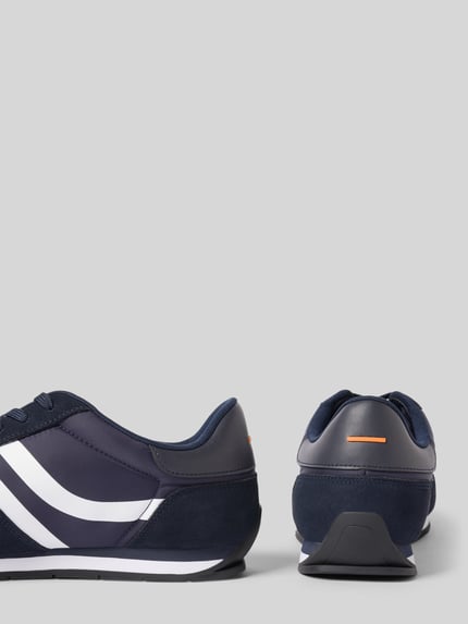Produktfoto, Low Top Sneaker mit Label-Print Modell 'LEVON_RUNN_NYMI' von BOSS in Dunkelblau mit weißen Akzenten, flache Sohle, unifarbene Optik, strukturierte Laufsohle, abgerundete Spitze, Schnürverschluss.