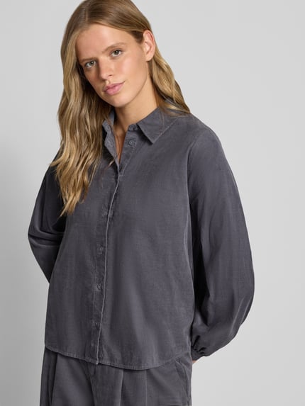 Frauenmodel trägt Regular Fit Langarmbluse aus reiner Baumwolle von Marc O'Polo DENIM in dunkelgrauer Farbe mit matter, weicher Textur, Nahaufnahme Oberkörper.