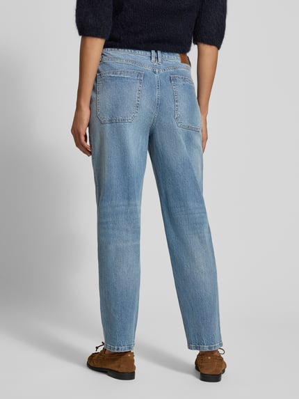 Frauenmodel trägt Mom Fit Jeans aus Baumwoll-Mix - s.Oliver x Heidi Klum von s.Oliver RED LABEL, hellblau, lockere Passform, Ganzkörperansicht Rückansicht.
