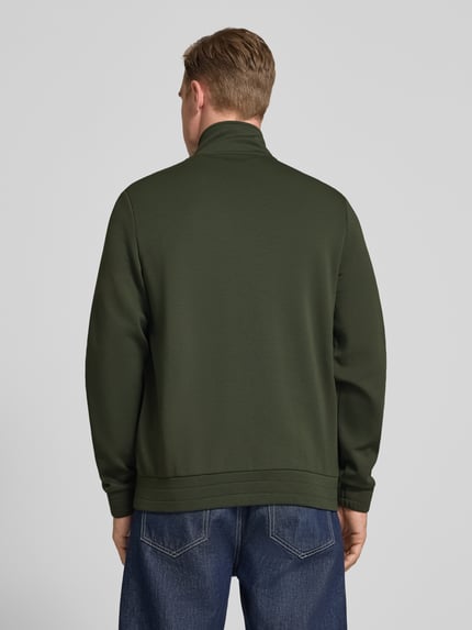 Männermodel trägt Sweatjacke mit Stehkragen und Eingrifftaschen von PAUL SMITH in Dunkelgrün, Baumwoll-Mix mit Modal-Anteil, Regular-Fit, Rückenlänge 70 cm, Ärmellänge 69 cm, Ganzkörperansicht Rückansicht.