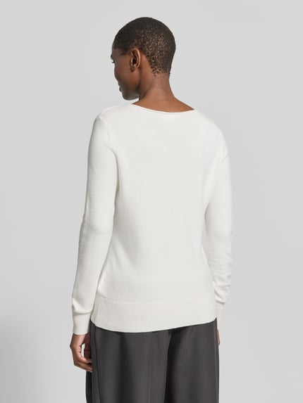 Frauenmodel trägt Regular Fit Strickpullover aus Viskose-Mix mit U-Boot-Ausschnitt von Christian Berg Woman in Weiß, gerippte Abschlüsse und langärmliges Design, Rückenansicht, Ganzkörperansicht Rückansicht.