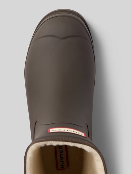 Produktfoto, Stiefel mit Logo-Detail von Hunter in Braun, Kunstfell-Einsatz, profilierte Sohle, abgerundete Passform, strukturierte Textur, Kontext: Absatzhöhe 4 cm, Schafthöhe 20 cm, Schaftweite 15 cm