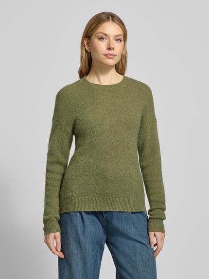 Vrouwenmodel draagt Strickpullover met ronde hals Model 'Festina Hope' van MSCH Copenhagen, olijfgroen, regular fit, materiaal-mix, volledige lichaamsvoorzijde.