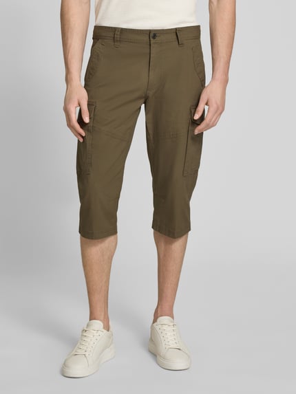 Männermodel trägt Relaxed Fit Cargoshorts aus Baumwoll-Mix von s.Oliver BLACK LABEL, efekt: jednolity kolor, naszywka z logo, szlufki na pasek, zapięcie na guzik i ukryty zamek błyskawiczny, wpuszczane kieszenie, kieszenie z tyłu, wykończenie materiału: popelina, mieszanka bawełny, Ganzkörperansicht von vorne.