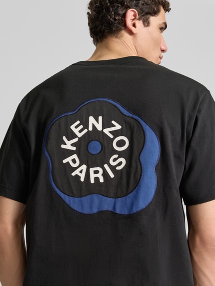 Männermodel trägt T-shirt mit ronde hals van Kenzo, puur katoen, relaxed fit, gestikt logo, met korte mouwen, ruglengte maat M 68 cm, detailaufnahme Rücken.