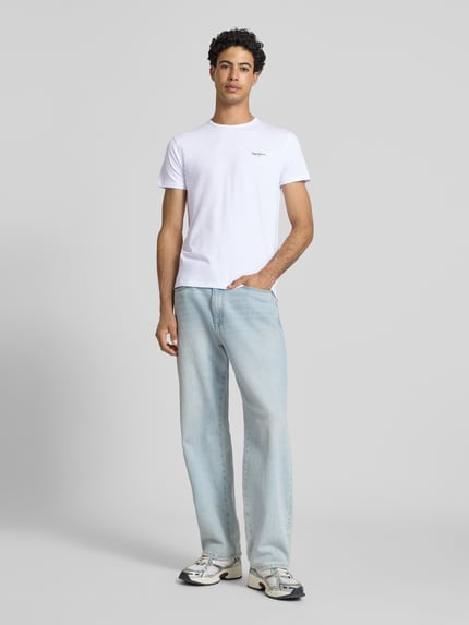 Männermodel trägt Slim Fit T-Shirt aus Baumwoll-Mix Modell 'ORIGINAL BASIC 3' von Pepe Jeans, Melange-Optik, Label-Schriftzug, Ganzkörperansicht von vorne.