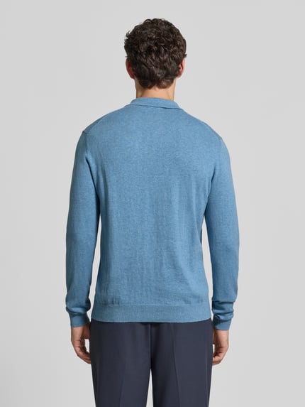 Männermodel trägt Regular Fit Strickpullover aus Baumwoll-Mix mit Kaschmir-Anteil von Casual Friday, blaue Farbe, Ganzkörperansicht Rückansicht. Rückenlänge 65 cm, Ärmellänge 69 cm, Polokragen, elastische Abschlüsse.