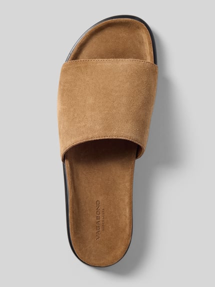 Productfoto, Pantoletten aus echtem Rindsleder van Vagabond in beige wildlederlook met afgeronde neus, platte zool en licht profiel, materiaal velours