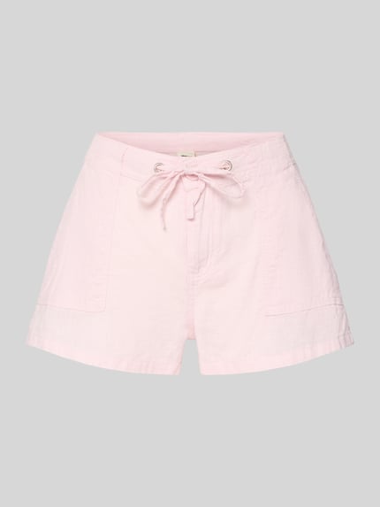 Produktfoto, Leinenshorts mit Bindegürtel und Eingrifftaschen von Gina Tricot, jasnoróżowy kolor, mieszanka lnu i bawełny, krój loose fit, zapięcie na guzik i zamek błyskawiczny, wiązany pasek, wpuszczane kieszenie, kieszenie z tyłu, szerokość w rozmiarze 36: 37 cm, długość wewnętrzna nogawki: 6 cm