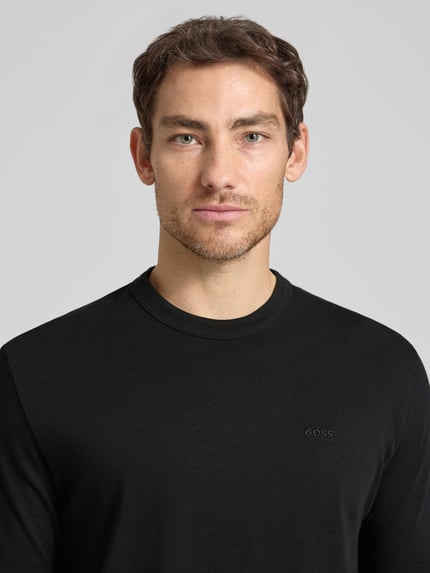 Männermodel trägt Regular Fit T-Shirt aus reiner Baumwolle Modell 'H-TAUT 15' von BOSS, Optik: unifarben, Rundhals, Kurzarm, Nahaufnahme Oberkörper.