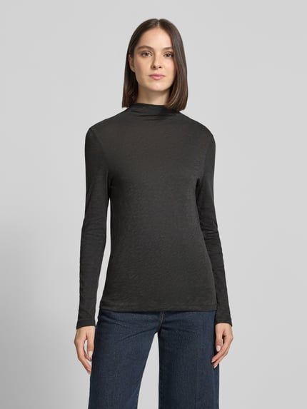 Frauenmodel trägt Langarmshirt mit Mock Neck Jersey von MARC O'POLO, melierte Struktur, hoher Ausschnitt, Jersey-Material, Ganzkörperansicht von vorne.